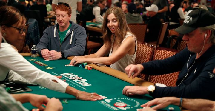 Online Poker Bankroll Challenges: From Freerolls to High Rollers
